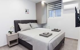 Brand New Urban Getaway Next To Megaro Mousikis